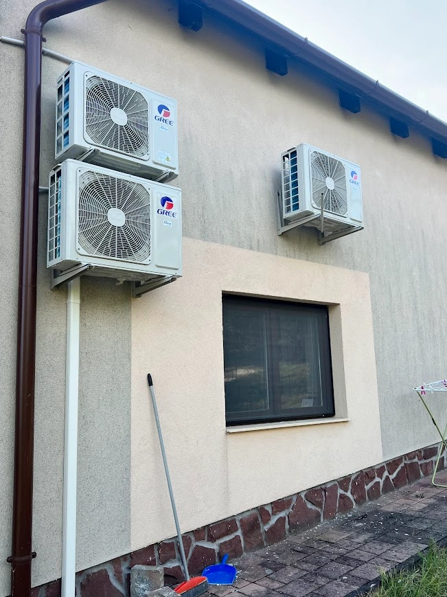 Gree multi split klíma 3 kültéri egység lakóépületen - Gree kompresszorok különböző magasságban falon KrasznaiKlima multi klíma referencia
