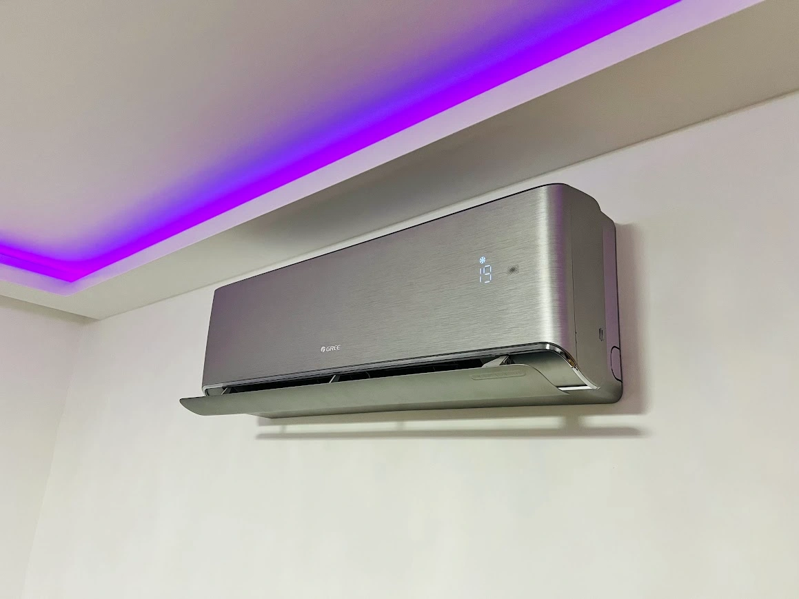 Gree Dark Pro ezüst-acél dizájn split klíma beltéri egység szobában - lila LED rejtett mennyezeti megvilágítással KrasznaiKlima szerelési referencia