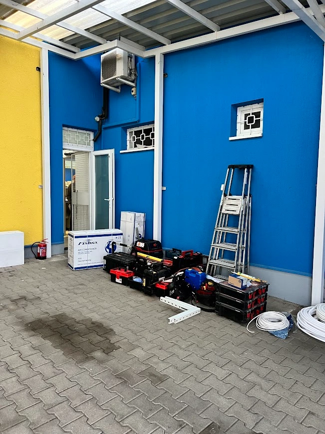 KrasznaiKlima klímaszerelési felszerelések helszíni előkészítés - Fisher klíma dobozok, szerszlámók, létra és elkészítésre váró csomag